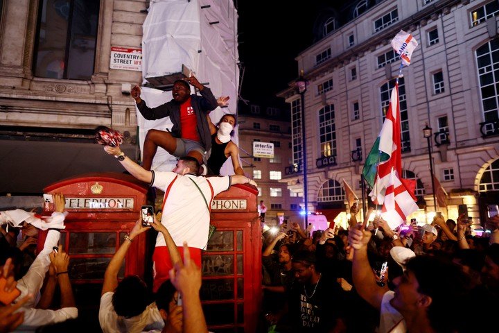 Los hinchas ingleses en Londres (Reuters).