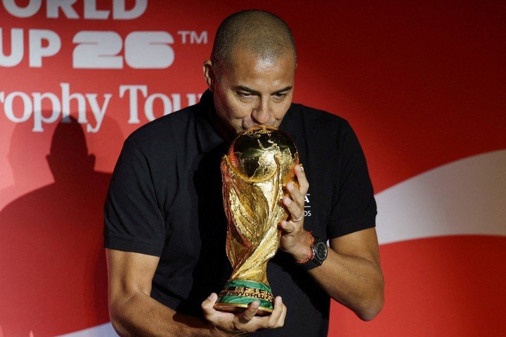 Trezeguet besando la Copa del Mundo que obtuvo en 1998 (REUTERS/Luisa Gonzalez).  