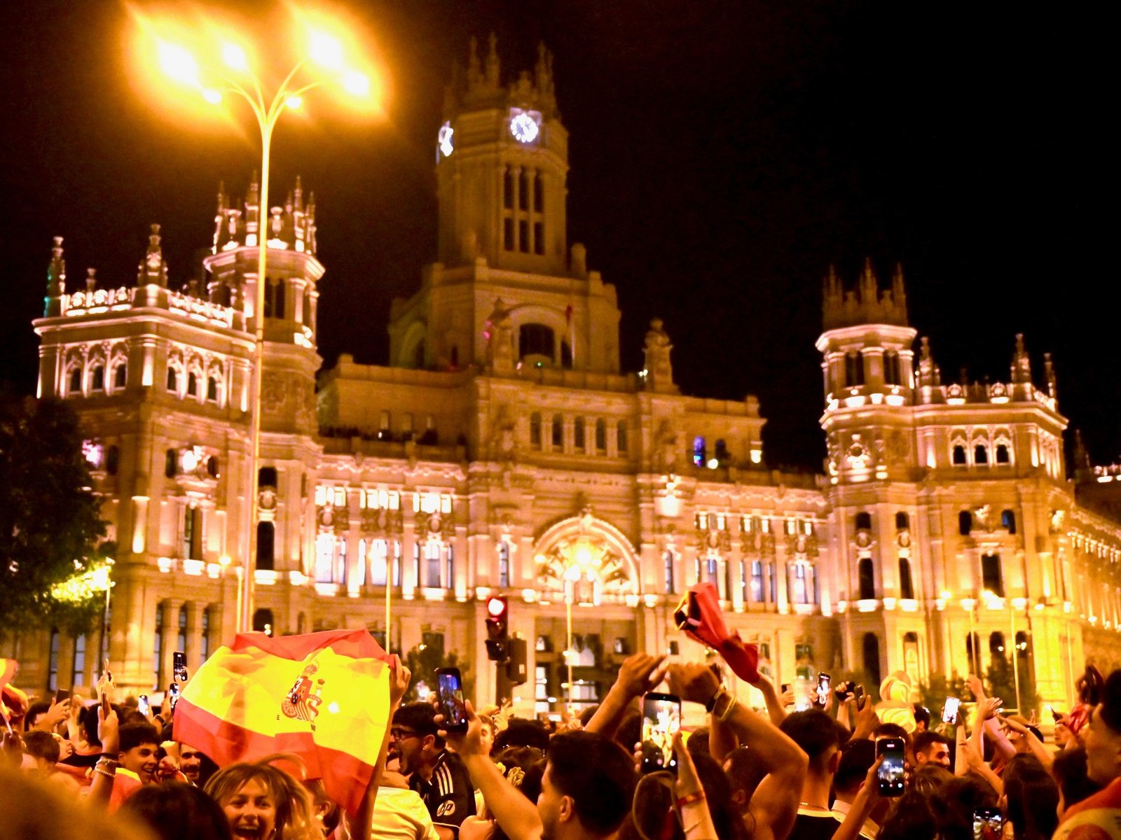Madrid festejó a lo grande el triunfo en el Mundial y ahora piden la final contra Argentina