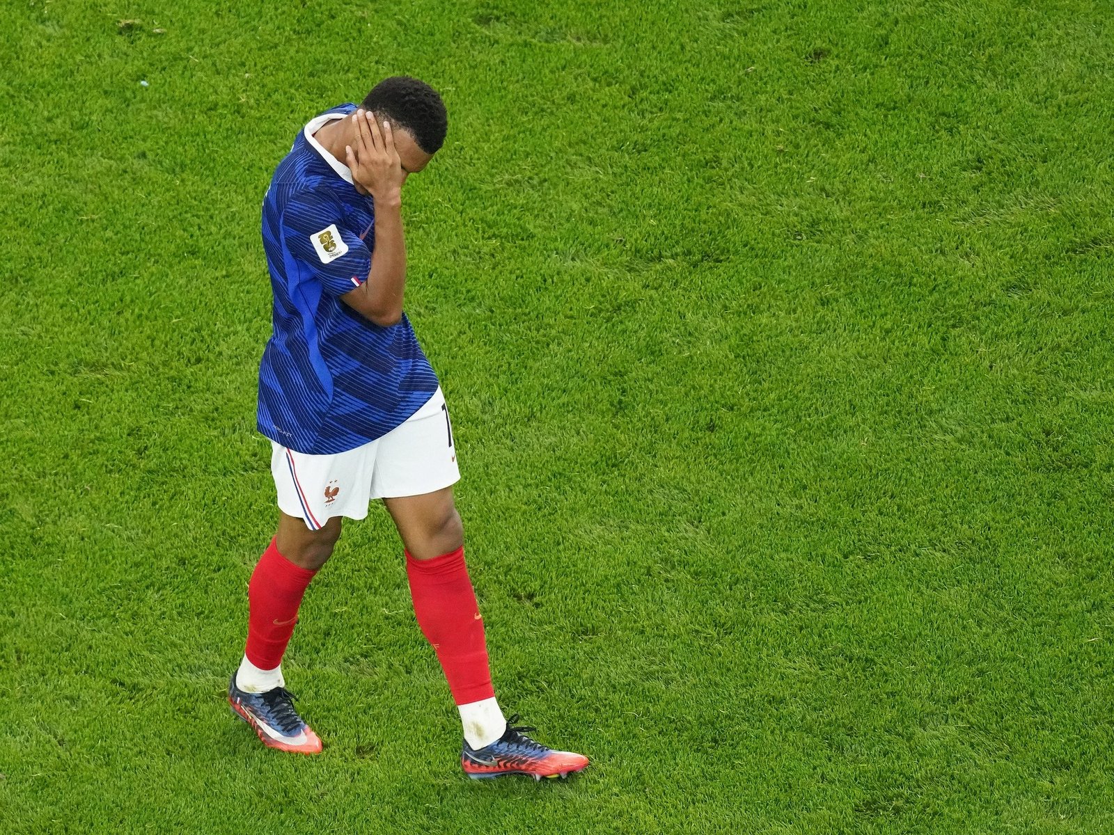 Mbappé dio la cara y la prensa elogió el dominio de España