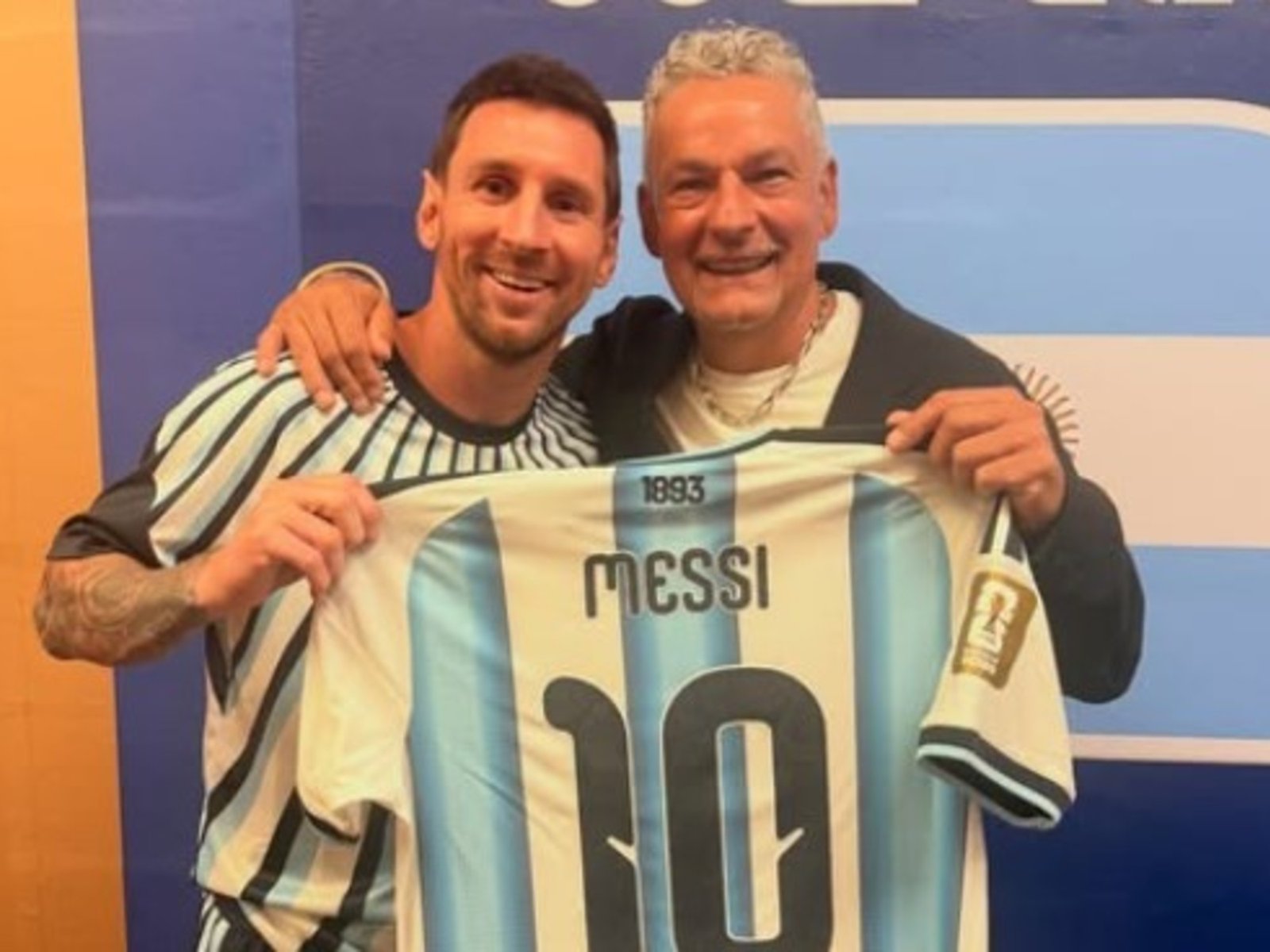 Messi le regaló su camiseta a Roberto Baggio tras la clasificación ante Suiza y revivió una amistad que nació gracias a Guardiola
