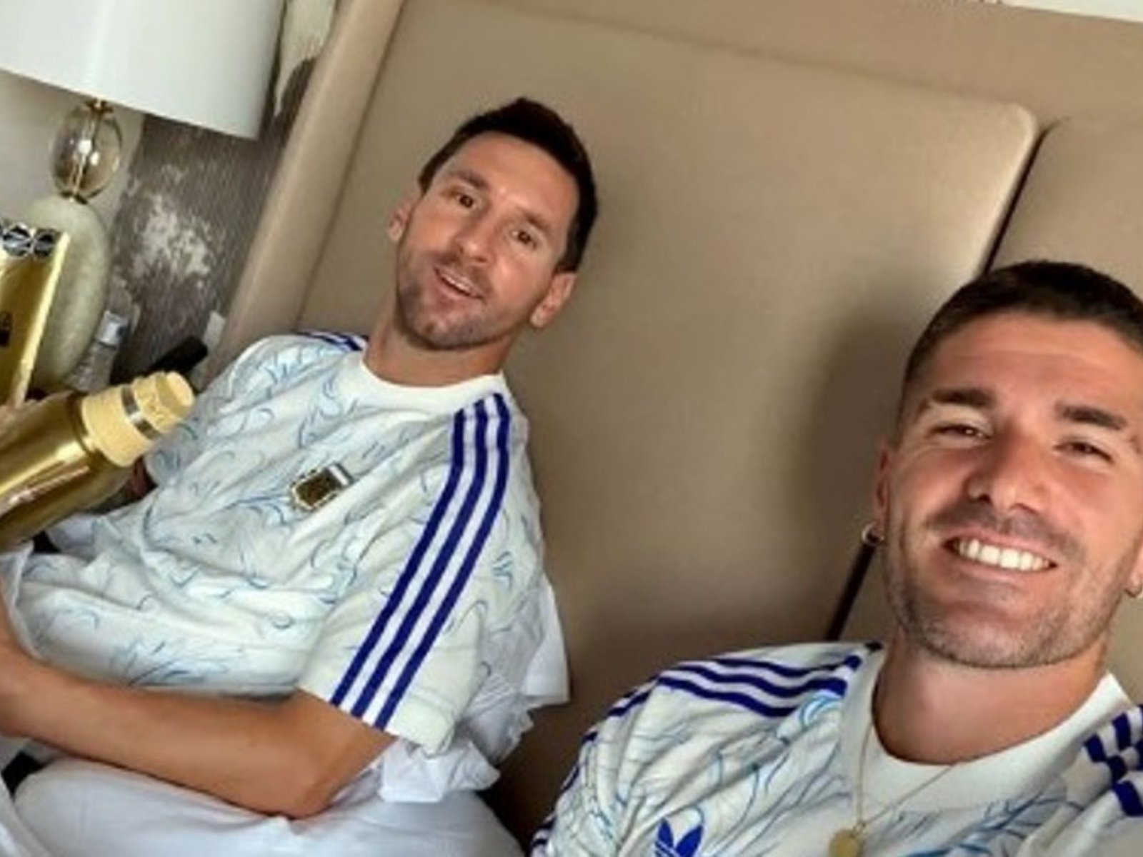 Messi y De Paul, mate y alfajores argentinos, el día después de la histórica victoria ante Inglaterra