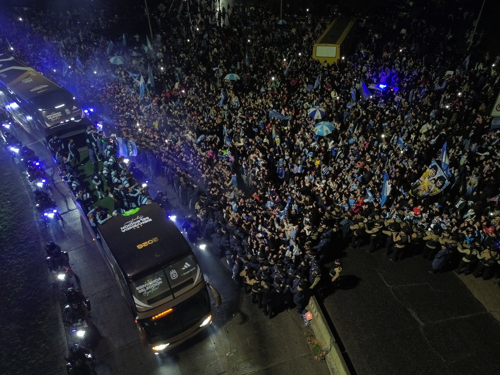 Miles de hinchas acompañaron a la Selección que fue recibida con alfombra roja en el Aeropuerto de Ezeiza tras el segundo puesto en el Mundial 2026