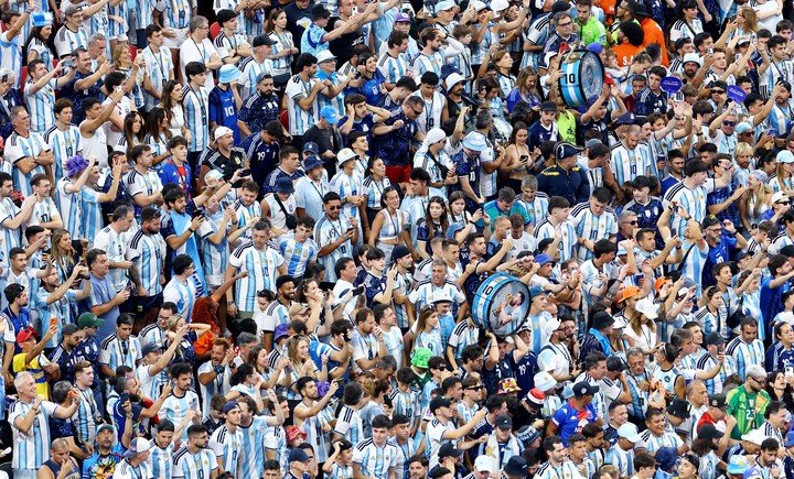 Hinchada argentina en el partido ante Egipto. (REUTERS/Marco Bello)