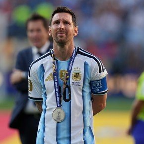 Video: el llanto emotivo de Messi con la medalla en el pecho y la ovación de la gente