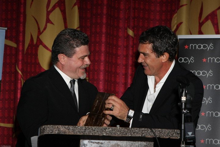 El músico y compositor argentino Gustavo Santaolalla con Antonio Banderas.