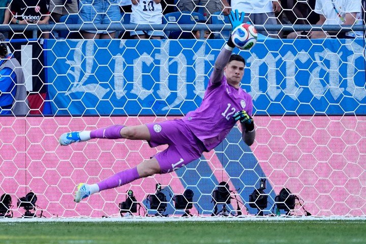 Gill vuela alto: tiene destino europeo. Foto: AP Photo / Petr David Josek.