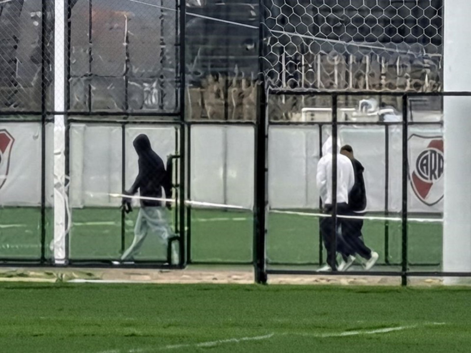 Olé en Cantilo: entre obreros y Juveniles, así es un día de los borrados de River :: Olé