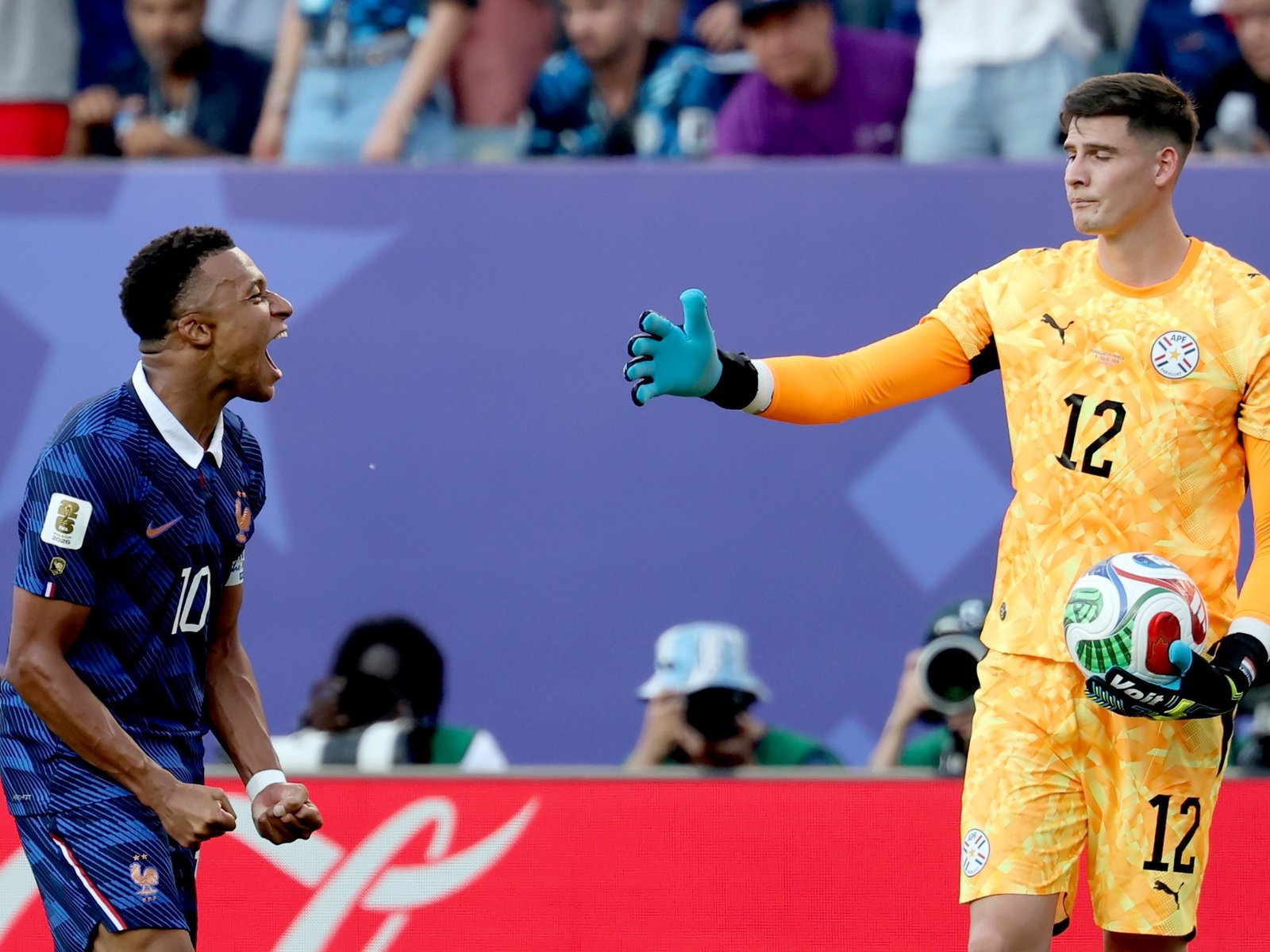 Orlando Gill, su doble tapada a Mbappé en Francia vs Paraguay que festejó Messi y el desplante del goleador