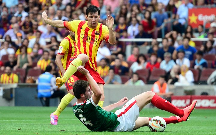  Lionel Messi contra Laporte en un Barcelona - Athletic de Bilbao de 2014.
