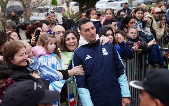 Scaloni, a pura foto con la genteen Pujato. Foto: Marcelo Carroll - FTP CLARIN. 