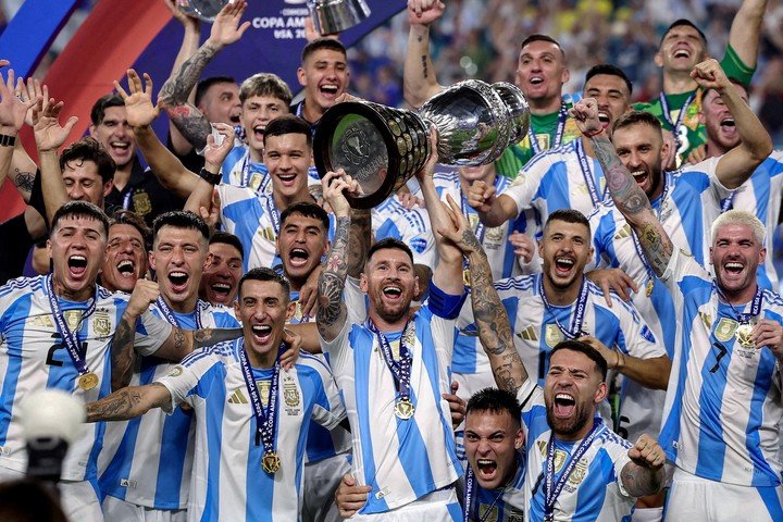 Lionel Messi levantando la Copa America 2024 (REUTERS).