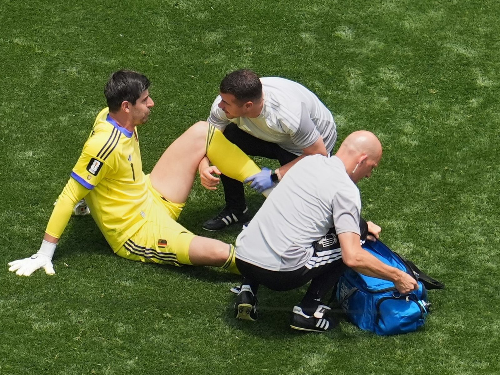 Pesadilla belga: Courtois salió reemplazado frente a España por lesión y su suplente cometió un error brutal :: Olé