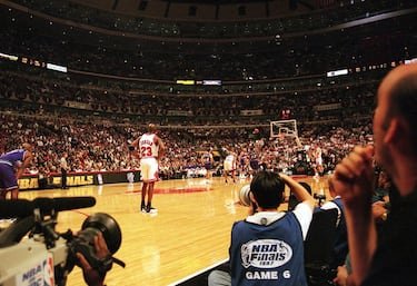 Unas Finales durísimas, en las que Michael Jordan jugó con un extra de motivación (si tal cosa era posible) porque Karl Malone fue MVP de la Regular Season aunque los Jazz ganaron 64 partidos por los 69 de los Bulls… con Jordan como Máximo Anotador de la NBA. El escolta anotó el tiro ganador del primer partido por encima de Bryon Russell (preludio de lo que pasaría en 1998) y jugó uno de sus partidos más míticos en el quinto: en Salt Lake City, con 2-2 y enfermo, anotó 38 puntos en 44 minutos heroicos en el bautizado como Flu Game. En el sexto, de vuelta en Chicago, los Jazz mandaron hasta que se deshicieron en el último cuarto, el del tiro que encumbró a Steve Kerr, hoy entrenador de los Warriors. 