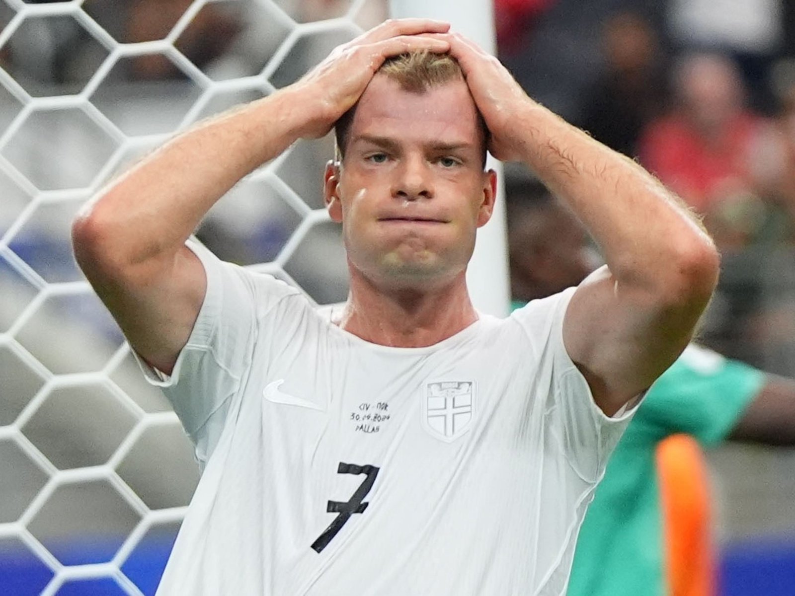 Repudiable: hinchas de Noruega le pidieron a Sorloth que se quitara la vida tras la eliminación del Mundial :: Olé