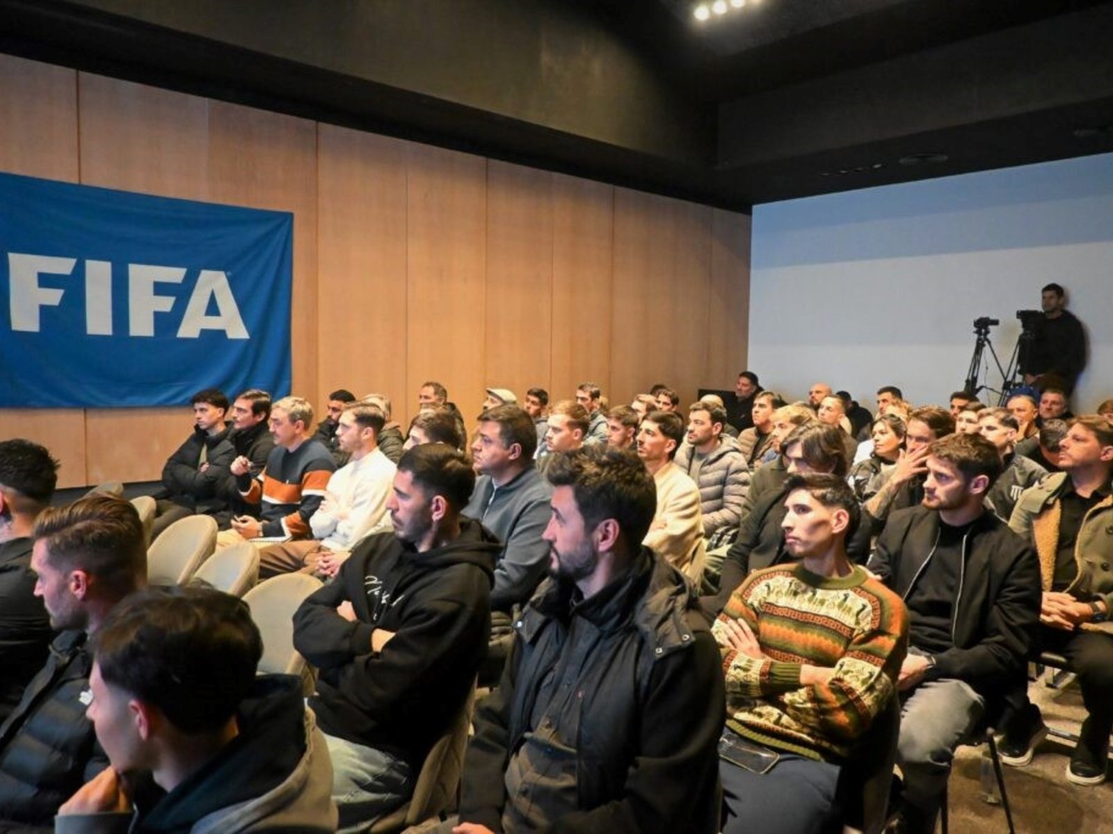 Reunión en el predio de Ezeiza entre jugadores, técnicos y árbitros para detallar las nuevas reglas que se aplicarán en el fútbol argentino :: Olé