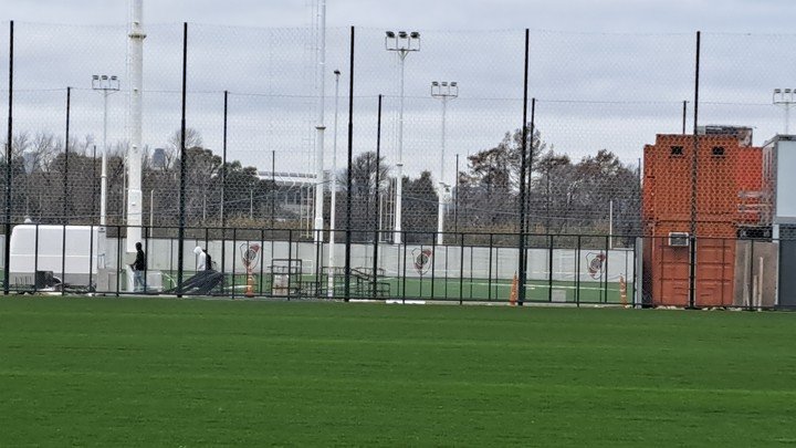 Los jugadores de River, saliendo de los contenedores.
