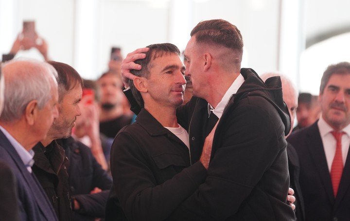 Armani y Barovero, el emotivo abrazo entre dos leyendas del arco de River (Foto: Marcelo Carroll).