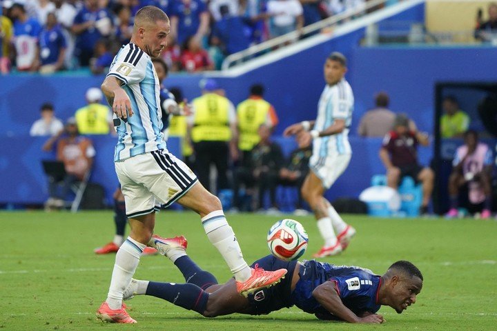 Alexis Mac Allister, contra Cabo Verde. Foto Juano Tesone / Enviado especial - CLARIN