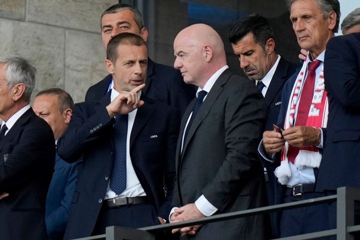 Aleksander Ceferin, presidente de la UEFA, y Gianni Infantino.
