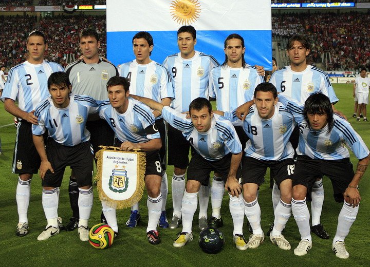 El equipo de Basile que le ganó a Egipto en 2008: Demichelis, Abbondanzieri, Burdisso, Cruz, Gago, Heinze, Agüero, Zanetti, Mascherano, Maxi Rodríguez y Lucho González. Foto: AFP PHOTO / KHALED DESOUKI.