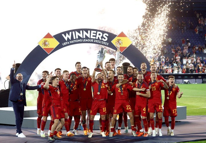 Jordi Alba levantando la UEFA Nations League (REUTERS).