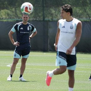 Ojo a esta opción: carrileros Giuliano y Tagliafico + tres centrales
