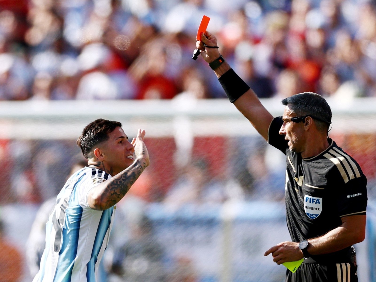 Se retiró el árbitro que dirigió la final entre Argentina y España en el Mundial 2026 :: Olé