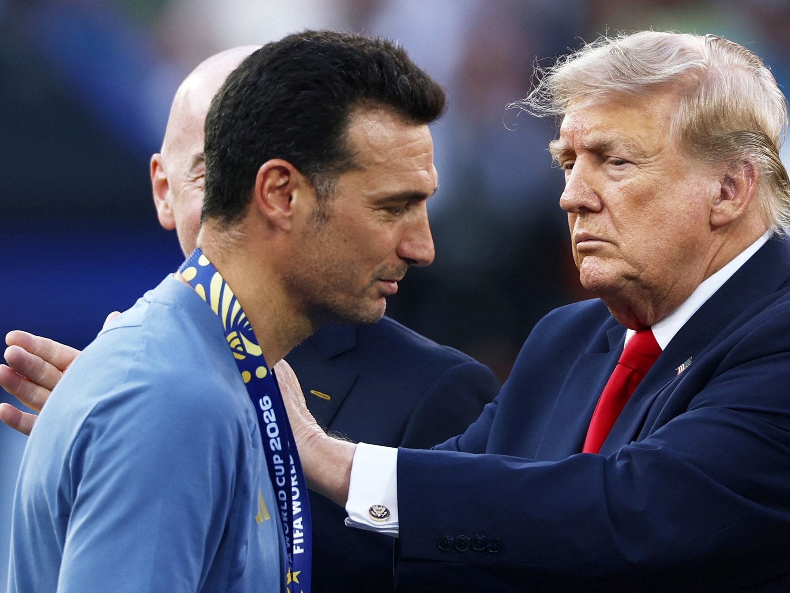 "Solo me sale decirles lo siento por no haberles podido traer otra copa"