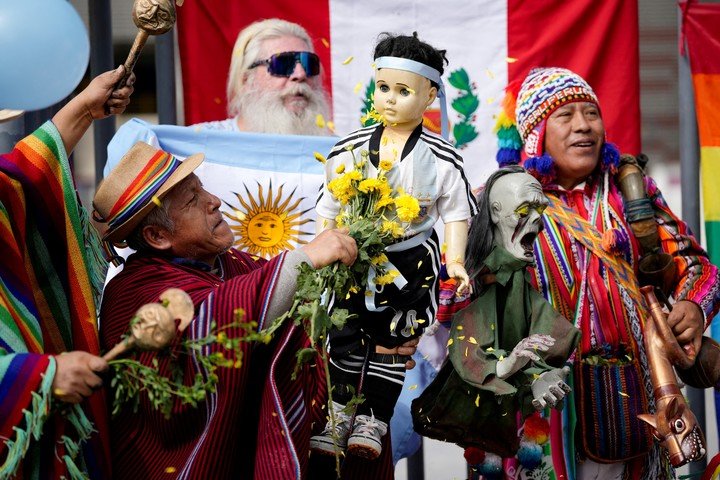 El ritual de los curanderos en Lima, con un maniquí vestido de Argentina. (REUTERS/Angela Ponce)