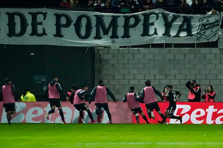 Riestra festeja ante Boca.(Maxi Failla). 