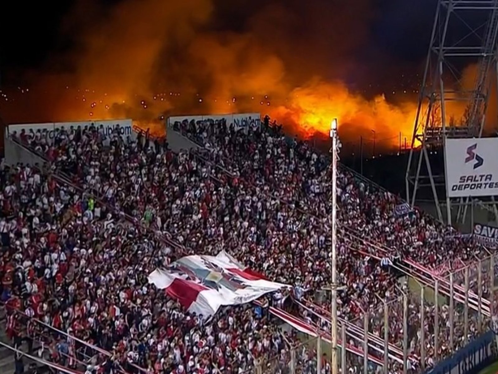Tremendo: gran incendio a metros de River-Aldosivi :: Olé