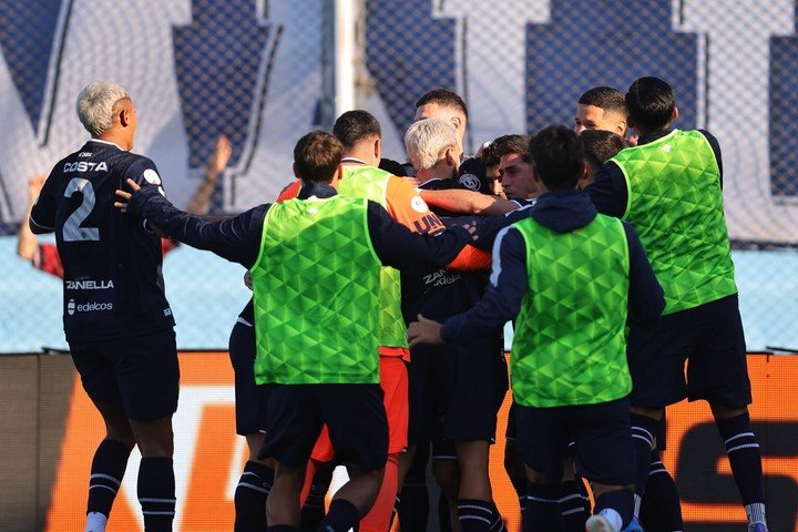 El festejo del gol de Gómez para Independiente Rivadavia ante Tigre por Copa Argentina.