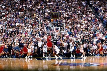 El último anillo de Michael Jordan, el final de su gran dinastía y una serie durísima en la que los Jazz (que buscaban venganza tras la derrota del año anterior y que esta vez partían como favoritos y con factor cancha) tuvieron en su mano forzar el séptimo partido en su Delta Center. Ganaban 86-83 a falta 41 segundos y antes de una secuencia legendaria de Jordan: canasta, robo en un pase de Stockton a Malone y el histórico tiro tras fintar a Bryon Russell. Después Stockton falló un triple final. Jordan anotó 45 puntos para cerrar una Final en la que pasaron más cosas: cinco de los seis partidos se resolvieron por cinco puntos o menos… y el otro fue un increíble 96-54 (los Jazz firmaron la anotación mínima en Finales) para los Bulls. 

