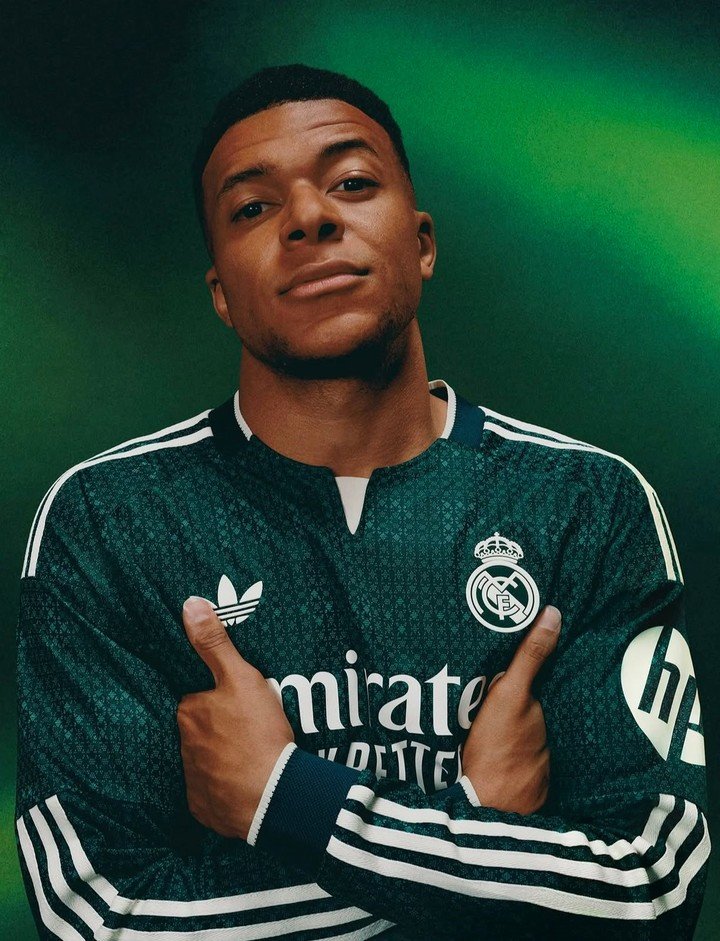 Mbappé con la nueva camiseta. (foto: @realmadrid - @adidasfootball)