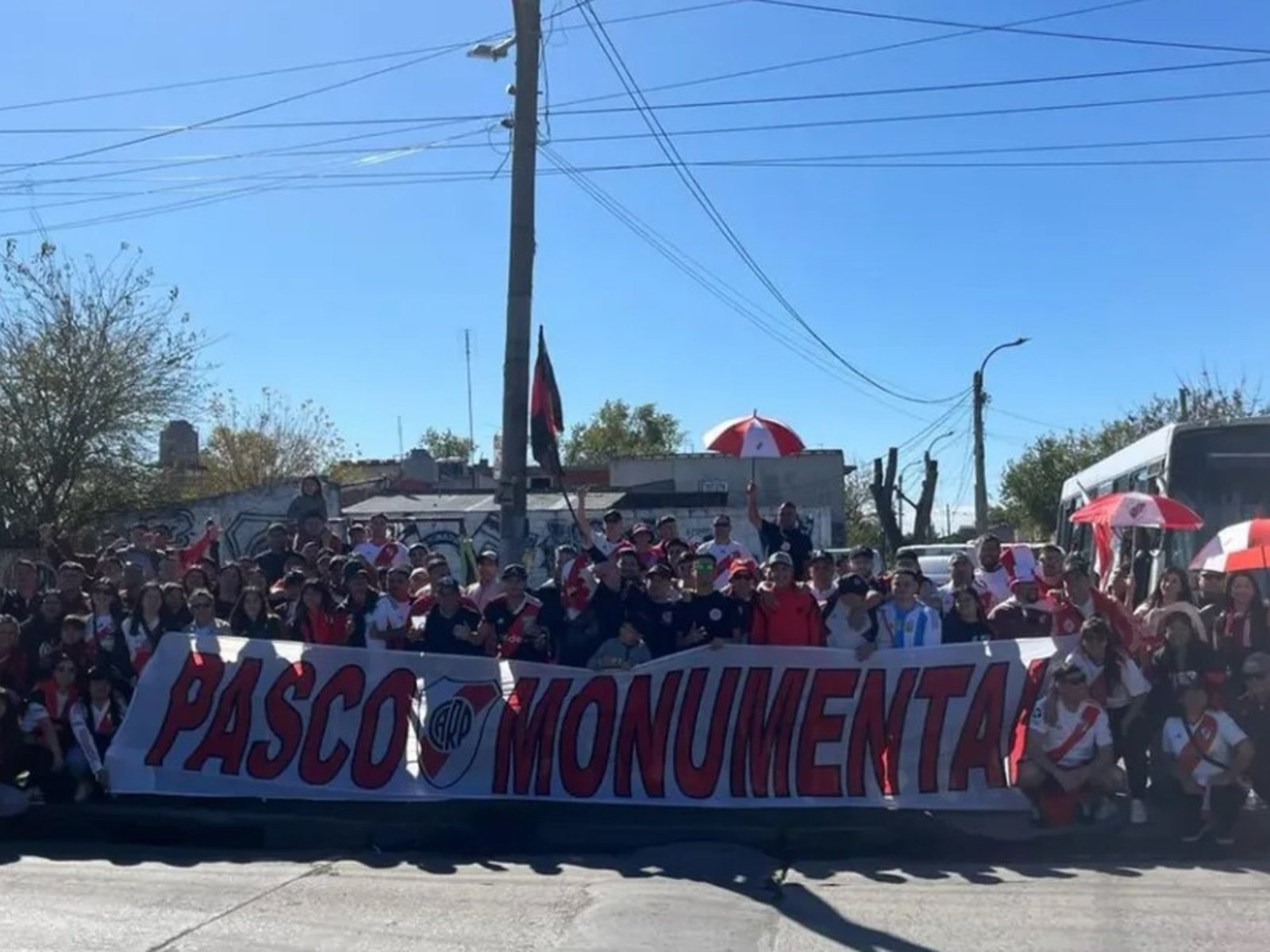 Un micro de hinchas de River fue atacado a tiros cuando regresaba del Monumental tras el partido ante Barracas: hay tres heridos