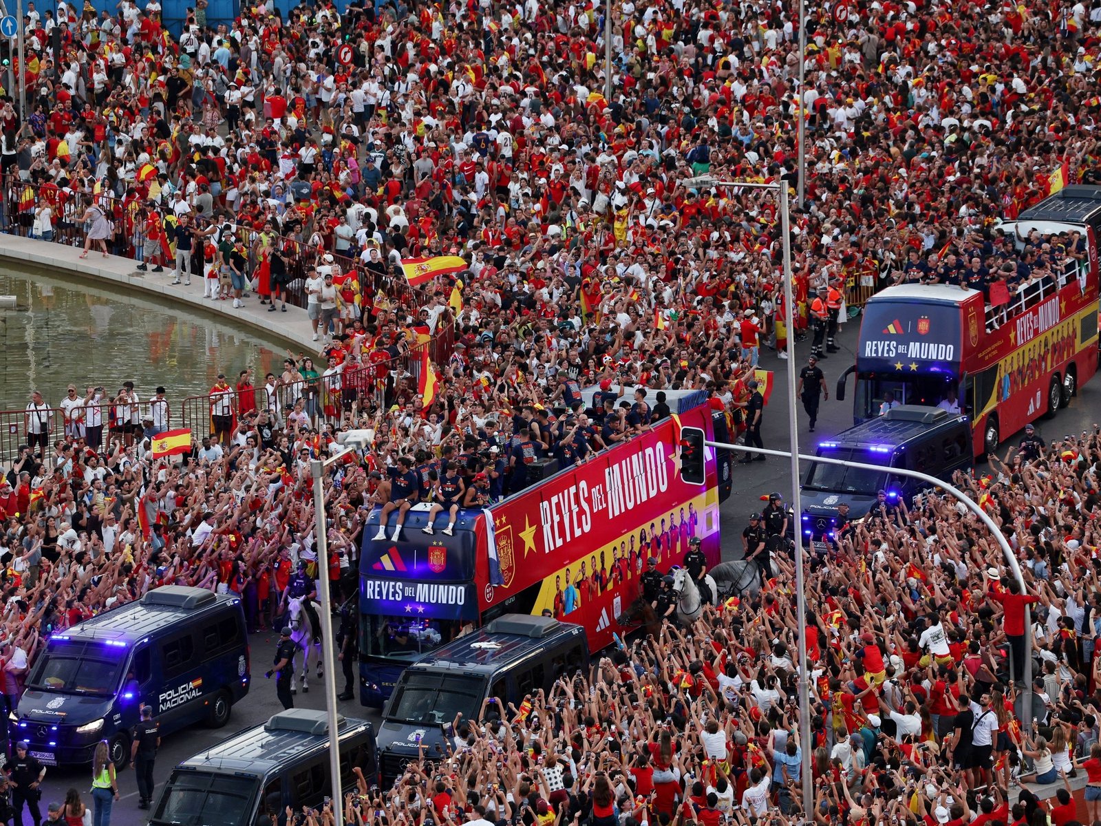 Una multitud recibió a la selección de España en Madrid: así fue la fiesta :: Olé