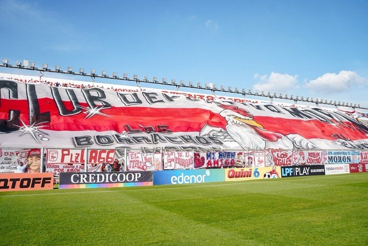 El tremendo trapo que desplegó la hinchada en el Oeste. (Foto: Prensa Morón)