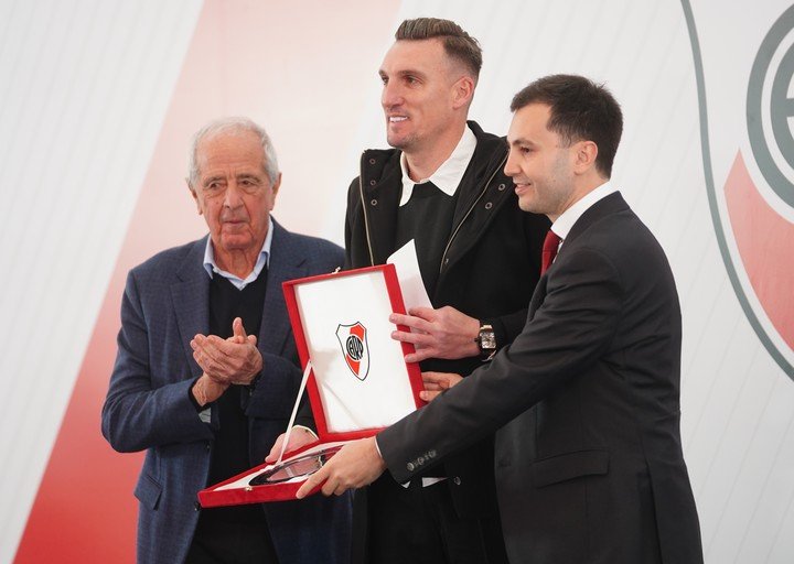 Armani junto al ex presidente de River, Rodolfo D'Onofrio, y Stefano Di Carlo (Foto: Marcelo Carroll).