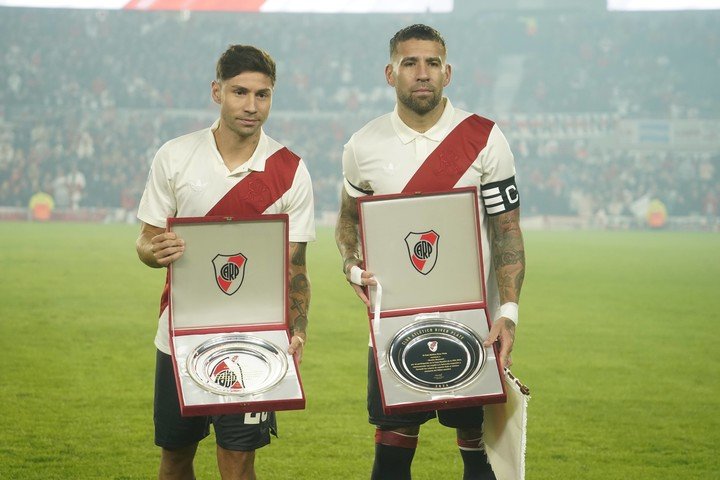 Montiel y Otamendi, los únicos dos jugadores de la Scaloneta que no frenaron. Foto: Fernando de la Orden - FTP CLARIN.