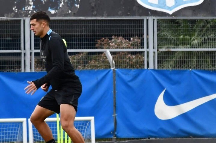 De 19 años, Escudero ya debutó en Primera con Gago. Volvió al plantel profesional con Vojvoda.