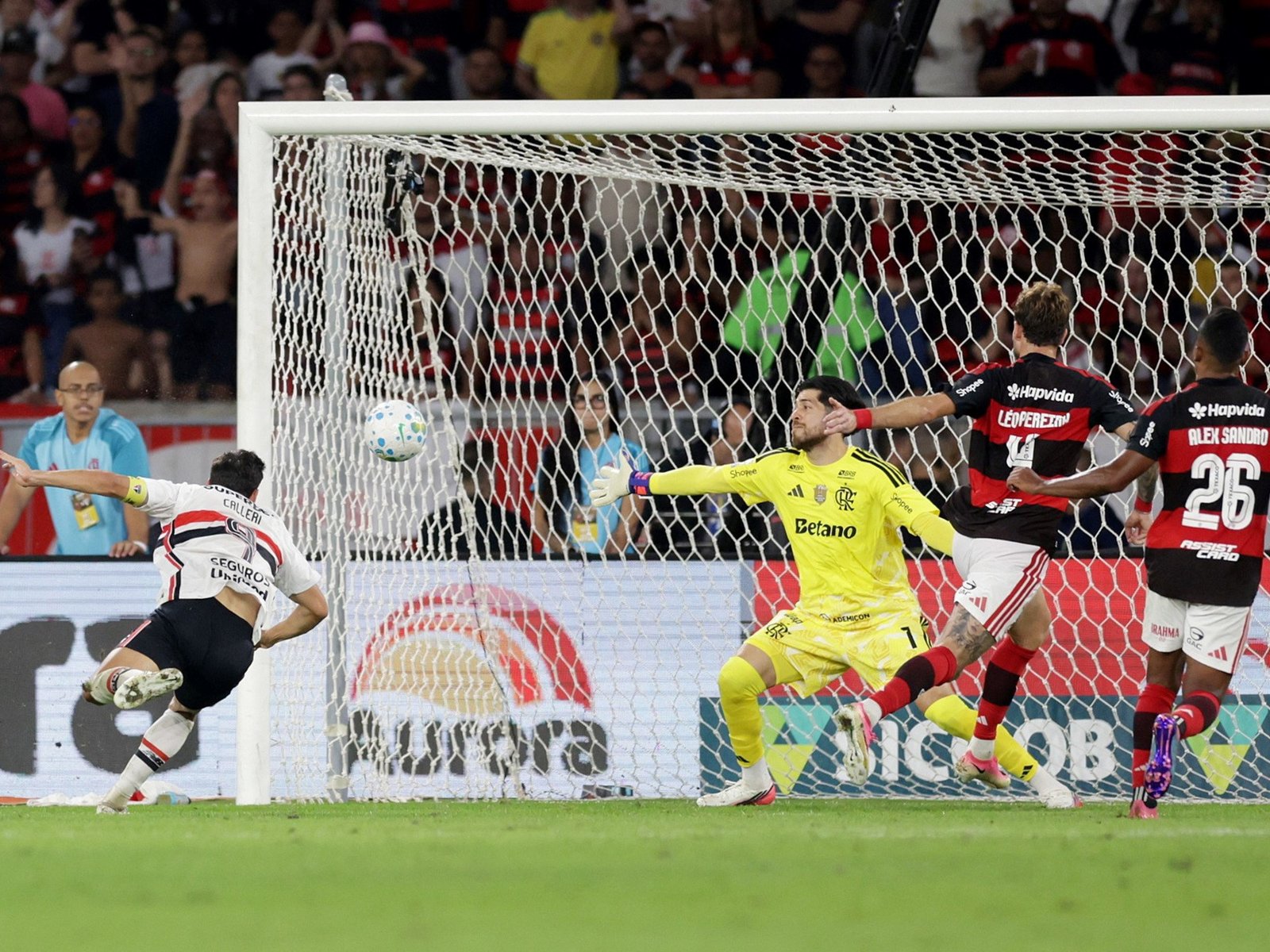 Video: Calleri la metió ante Flamengo en el Maracaná :: Olé