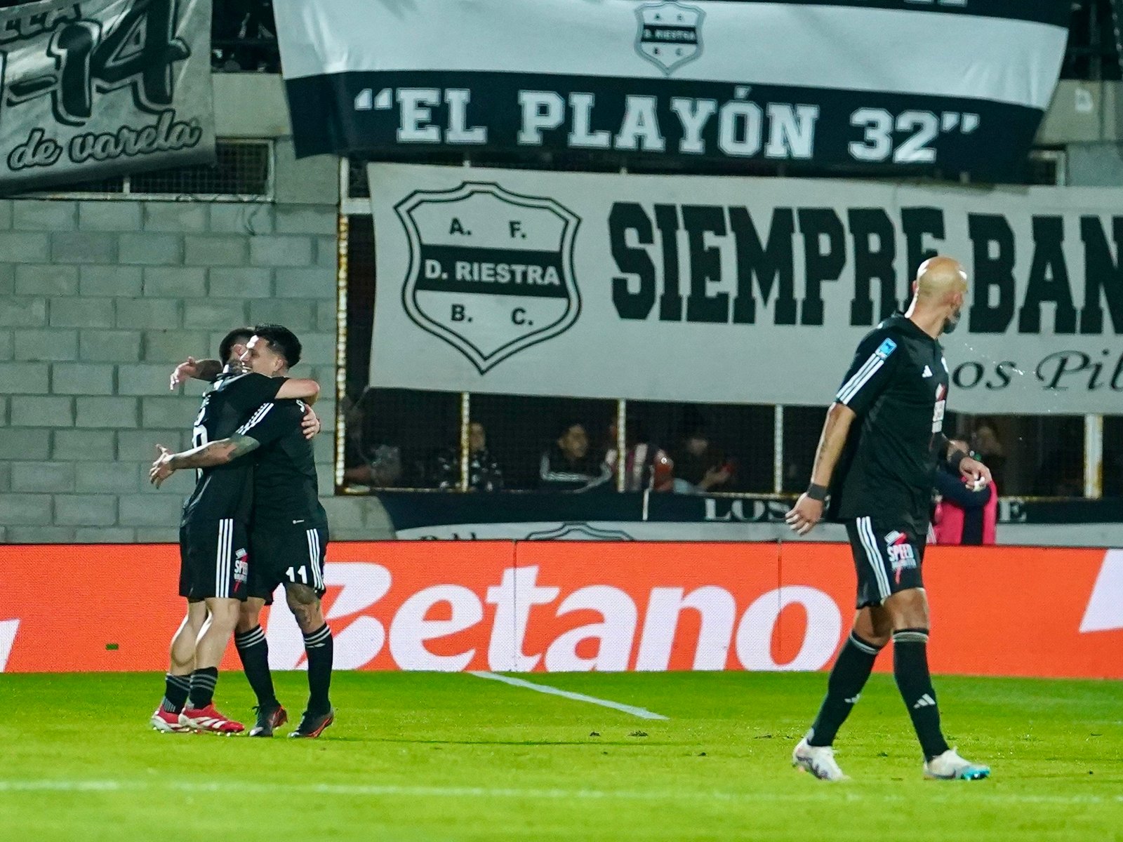 Video: el golazo de área a área en el 3 a 0 de Riestra a Boca :: Olé