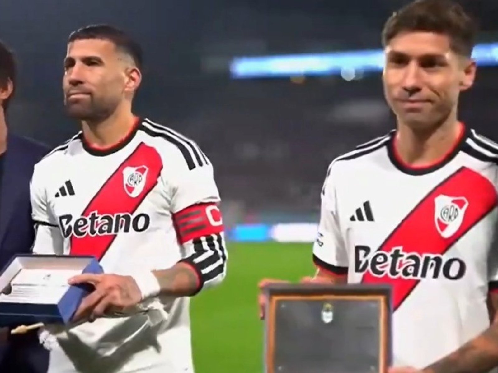 Video: el reconocimiento de Gimnasia a Otamendi y Montiel por su participación en el Mundial :: Olé