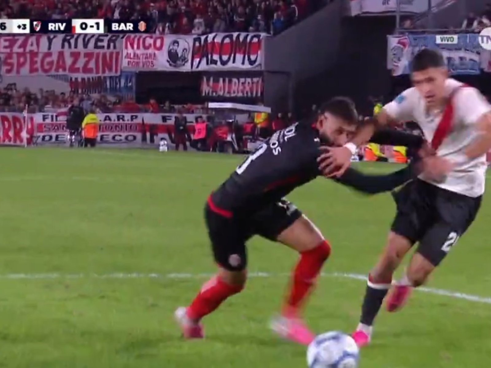 Video: por qué el árbitro pudo haber cobrado penal de River ante Barracas :: Olé