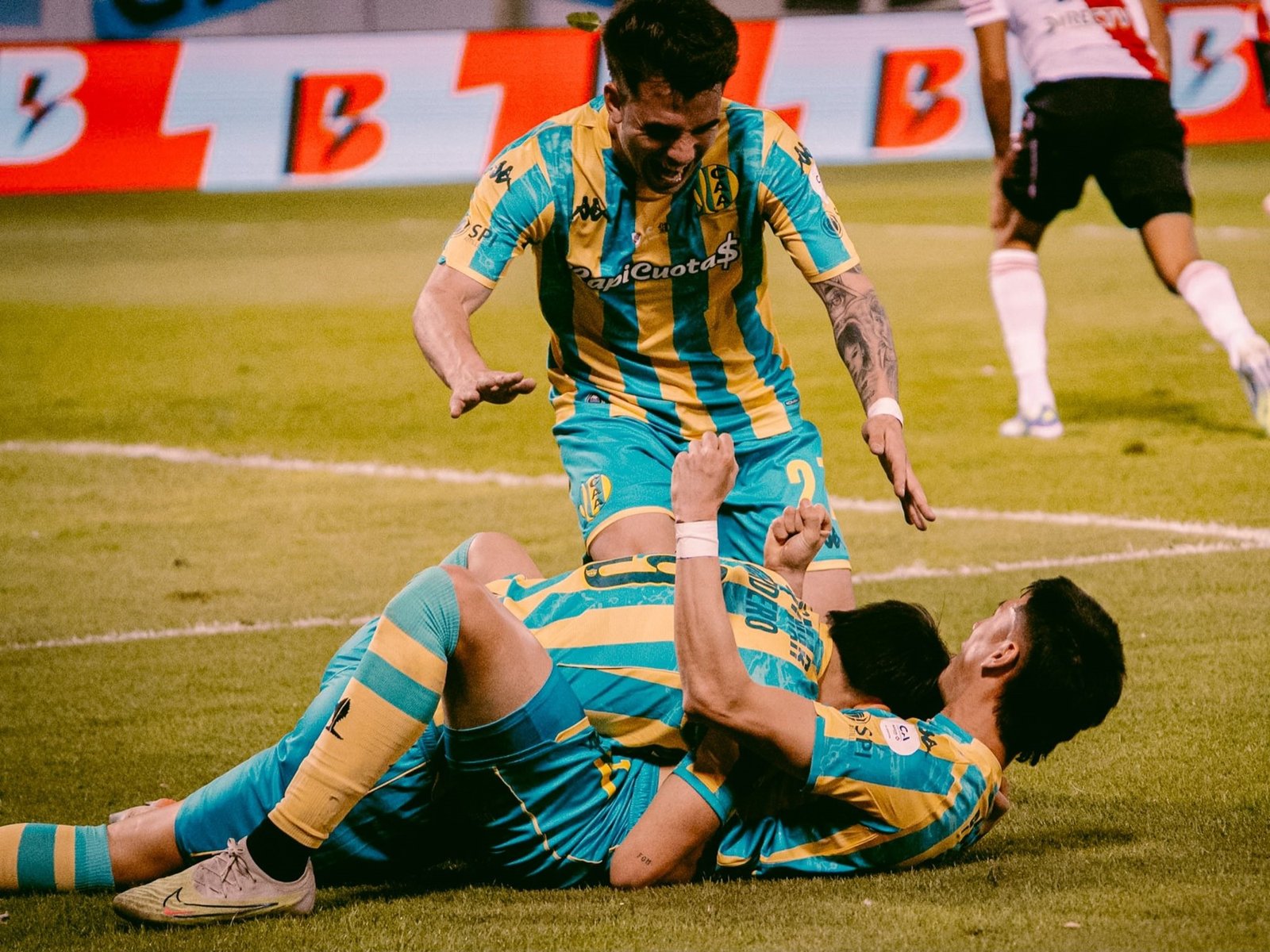 Videos: los goles de la victoria de Aldosivi a River :: Olé