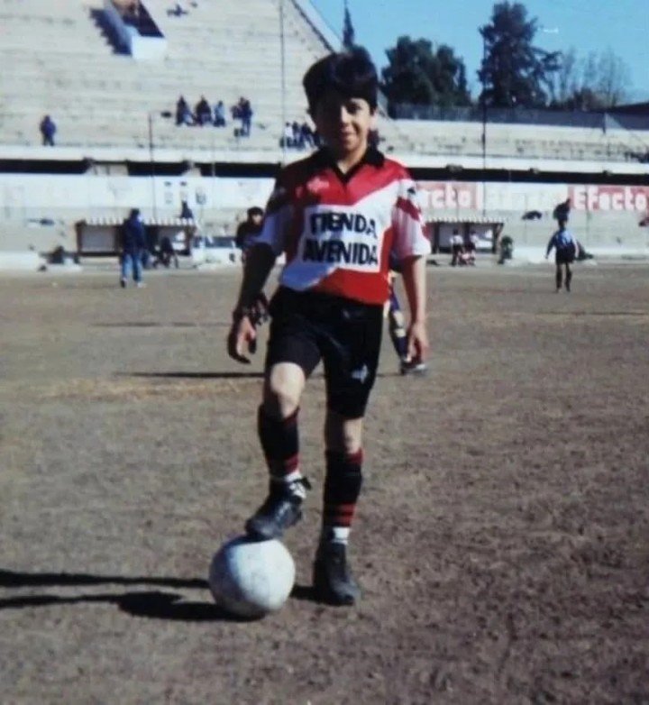 Un Enzo Pérez chiquito, con la camiseta del Cruzado.