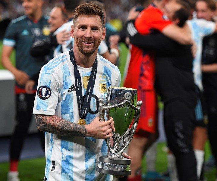 Lionel Messi con la Finalissima que le ganó a Italia en Wembley (EFE).