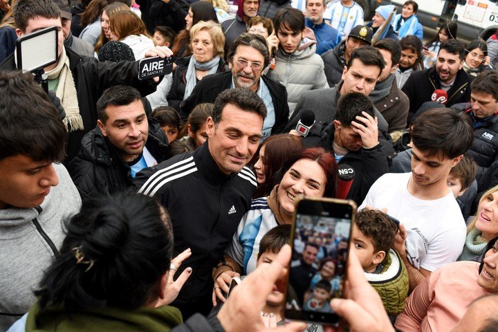 Scaloni aportó cordura: acá, al llegar a Pujato.
REUTERS/Juan Jose Garcia