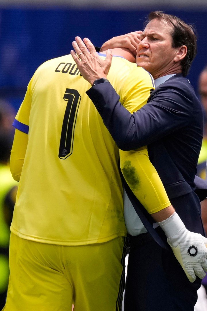 Thibaut Courtois es saludado por el DT Rudi Garcia: dejó la cancha antes del final.